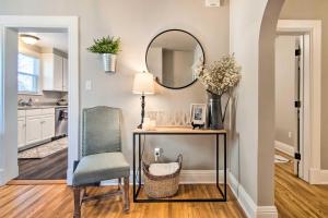 Charming Getaway, Walk to Windsor Lake and Downtown!