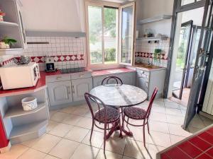 Maisons de vacances Maison Chatelaillon-Plage, 4 pieces, 5 personnes - FR-1-710-3 : photos des chambres