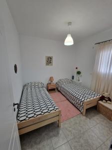 LiriKas airport house