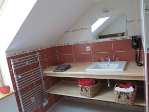 B&B / Chambres d'hotes Sarl La Ferme de Maraval : Chambre Familiale avec Salle de Bains Privative