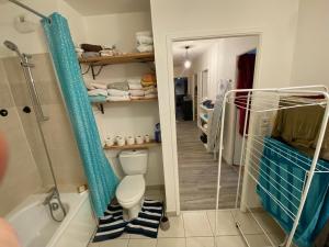 Sejours chez l'habitant Super chambre avec salle de bain : photos des chambres