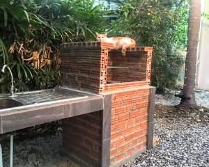 Daisys 2 bedroom family home for up to 5 guests with garden & BBQ