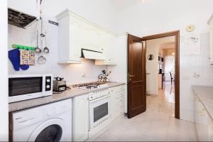 Caterina One o One - Embassy Apartment