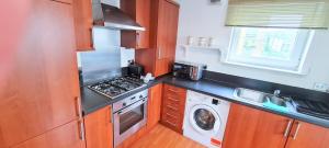 Modern Spacious 3 Bedroom City Centre Apartment - Free Parking - Private Balcony