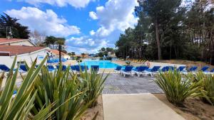 Maisons de vacances Bungalow de 4 chambres avec piscine partagee sauna et wifi a Saint Jean de Monts a 3 km de la plage : photos des chambres