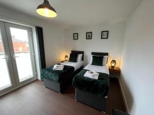 Stylish 2 Bed Riverside Flat, Single or Kingsize beds, Free Parking