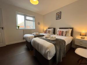 Stylish 2 Bed Riverside Flat, Single or Kingsize beds, Free Parking