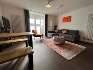 Stylish 2 Bed Riverside Flat, Single or Kingsize beds, Free Parking