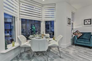 The Monroe - 2nd Floor - Luxury for up to 4 guests near Open Air Theatre and North Bay