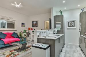 The Monroe - 2nd Floor - Luxury for up to 4 guests near Open Air Theatre and North Bay