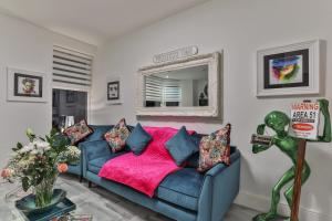 The Monroe - 2nd Floor - Luxury for up to 4 guests near Open Air Theatre and North Bay