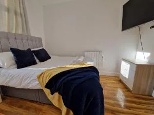 Flat 5. Modern studio apartment, Tynte Hotel, Mountain Ash - Quakers Yard