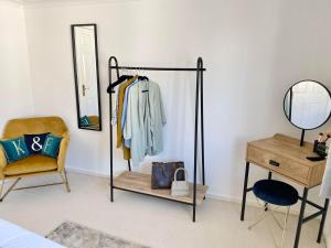 Modern 4-Level Townhouse for 8 Free Parking Bournemouth