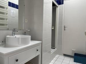 Maisons d'hotes Les Hotes d’Eloise : Chambre Double avec Salle de Bains Privative Séparée