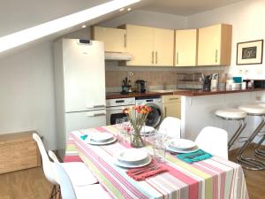 Beautiful 2 rooms super nice area near everything