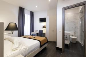 Standard King Room with Balcony - Non-Smoking room in Hotel Dei Mille