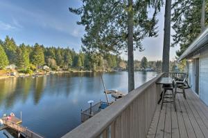 The Peacock House - Waterfront Home with Hot Tub!