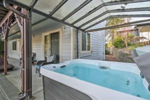 The Peacock House - Waterfront Home with Hot Tub!