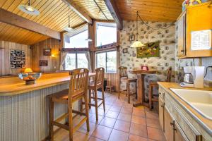 Cabin with Mtn Views and Deck, 5 Min To Arrowbear Lake!