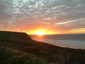 Dog-Friendly Stylish Flat, Parking, nr Lusty Glaze Beach