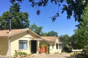 Sierra Sunset Cottage -Yosemite area vacation cottage - Nipinnawasee