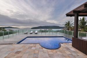 Vista Espetacular em Escarpas com Piscina