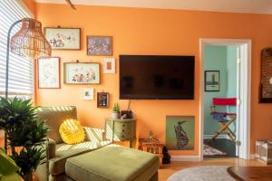 Postmodern Penthouse 1 Min Walk Dining and Shops