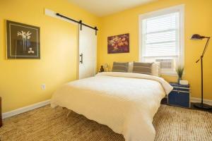 Postmodern Penthouse 1 Min Walk Dining and Shops