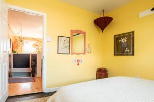 Postmodern Penthouse 1 Min Walk Dining and Shops