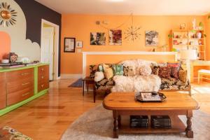 Postmodern Penthouse 1 Min Walk Dining and Shops