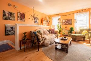 Postmodern Penthouse 1 Min Walk Dining and Shops