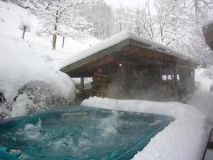 Chalets Family Chalet, Stunning Views & New Hot Tub : Chalet