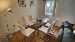 CEDAR HOUSE - Spacious 4Bedroom House 2Bath Kitchen SmartTV Lounge Garden Wifi FreeParking