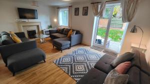 CEDAR HOUSE - Spacious 4Bedroom House 2Bath Kitchen SmartTV Lounge Garden Wifi FreeParking