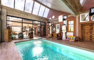 Maisons de vacances 5 Bedroom Gorgeous Home In Breuillet : photos des chambres