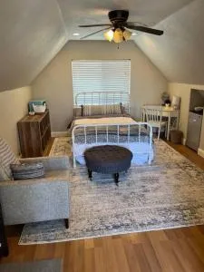 Adorable 1 Bedroom with pool, and Horse Arena - La Grange