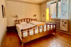 Stort hus med trädgård - sjötomt med egen båt