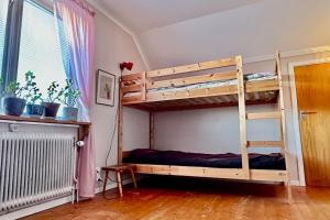 Stort hus med trädgård - sjötomt med egen båt