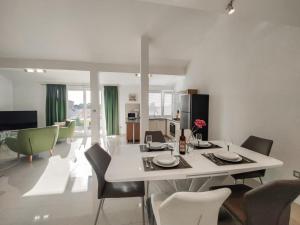 Apartments with parking space Makarska - 20700
