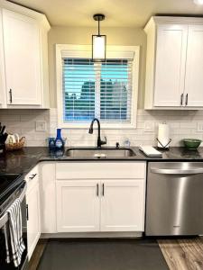 Beautiful, well-stocked home - sleeps 7!