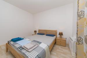 Apartments with parking space Brela, Makarska - 20739