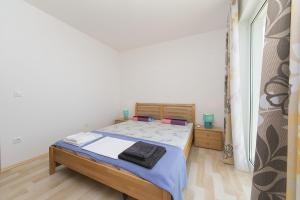 Apartments with parking space Brela, Makarska - 20739