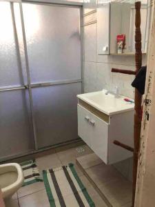 Casa térrea a 2 min da praia dos anjos