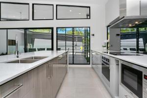Tiino Villa with Heated Pool Clifton Beach