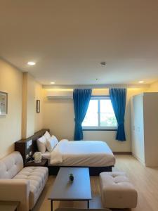 On Hotel Friendship