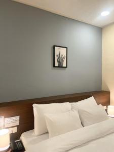 On Hotel Friendship