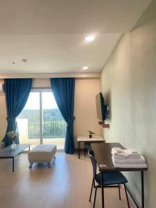 On Hotel Friendship