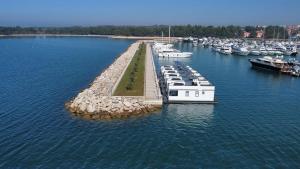 The Sea Lodges Novigrad - Bootshaus Floating Sea House 