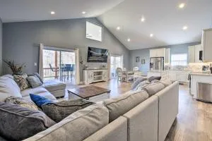 Waterfront Home on Lake Milton Dock, Hot Tub - Salem Heights