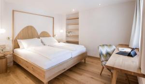 Double Room with Balcony room in Hotel Zum Weissen Stein